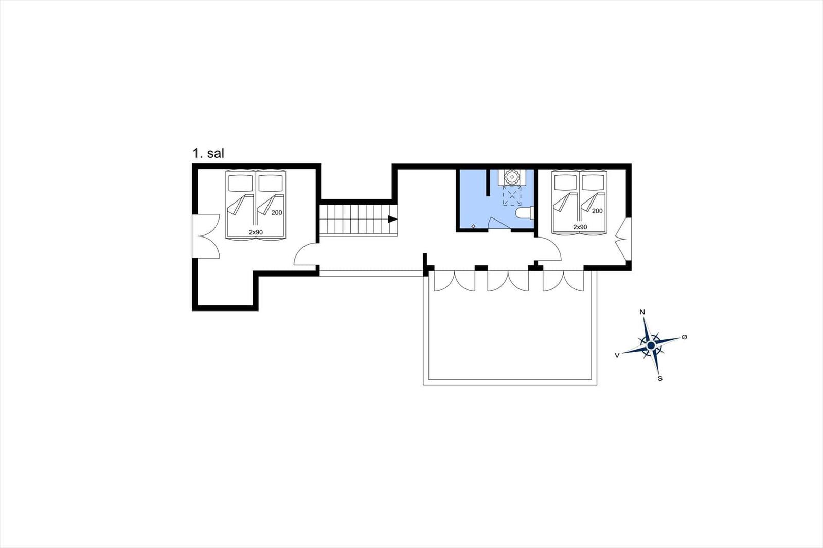 Erdgeschossplan mit zwei Schlafzimmern, Bad und Treppe zur oberen Etage.