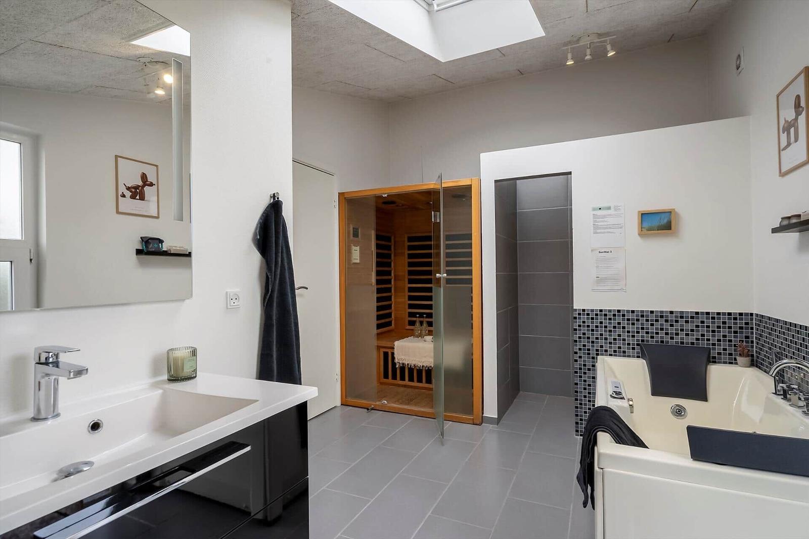 Badezimmer mit Dusche, Whirlpool und Sauna