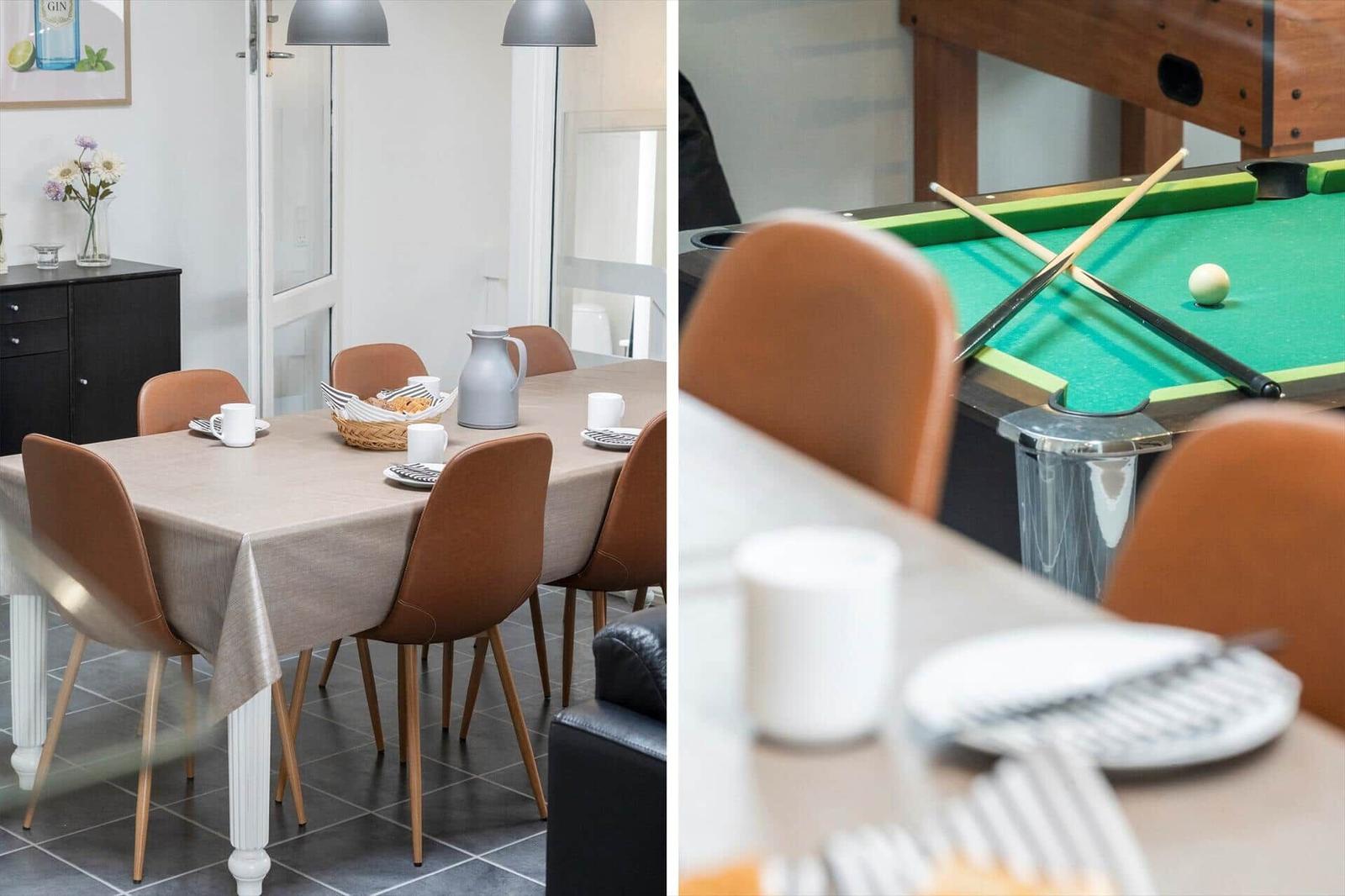 Esszimmer mit Tisch und Stühlen. Nebenraum mit Billardtisch und Stöcken.