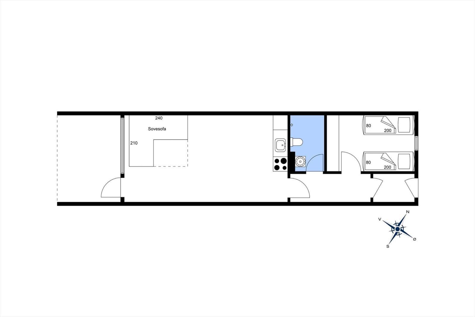 Wohnung mit Küche, Bad und zwei Schlafzimmern. Sofa und Kompass sind eingezeichnet.