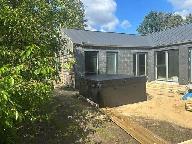 Moderne Hütte mit Außendusche und Holzterrasse im Garten