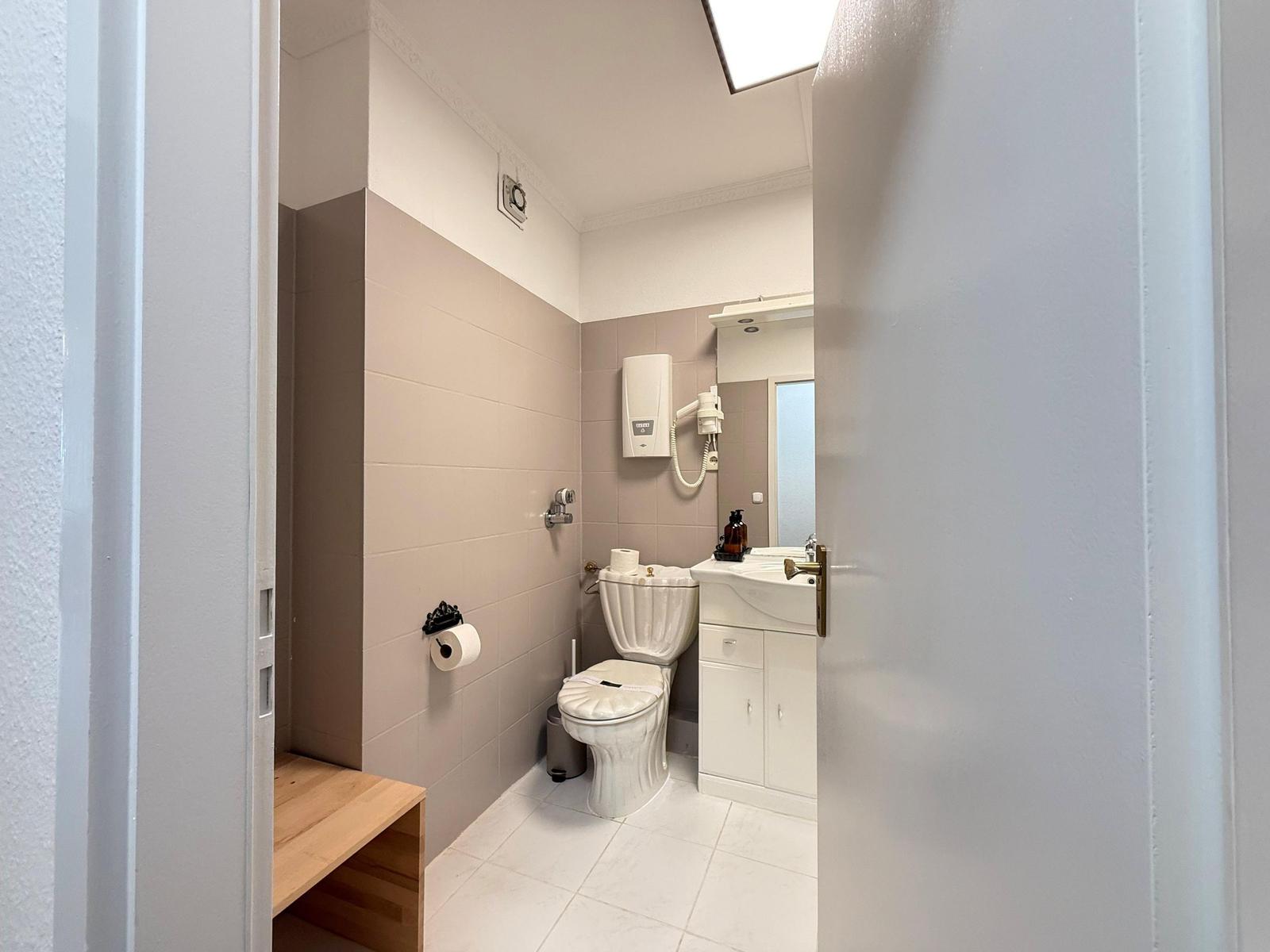 Badezimmer mit Toilette, Waschbecken und Heizkörper
