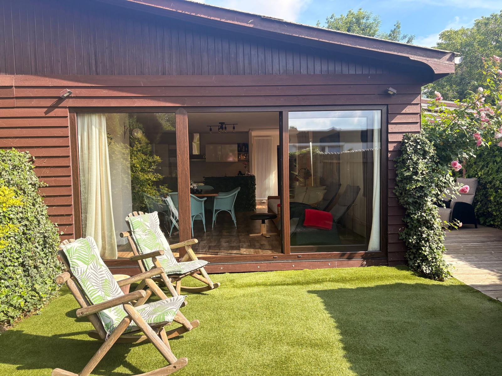 Haus mit Terrasse, Garten und Blick ins Innere