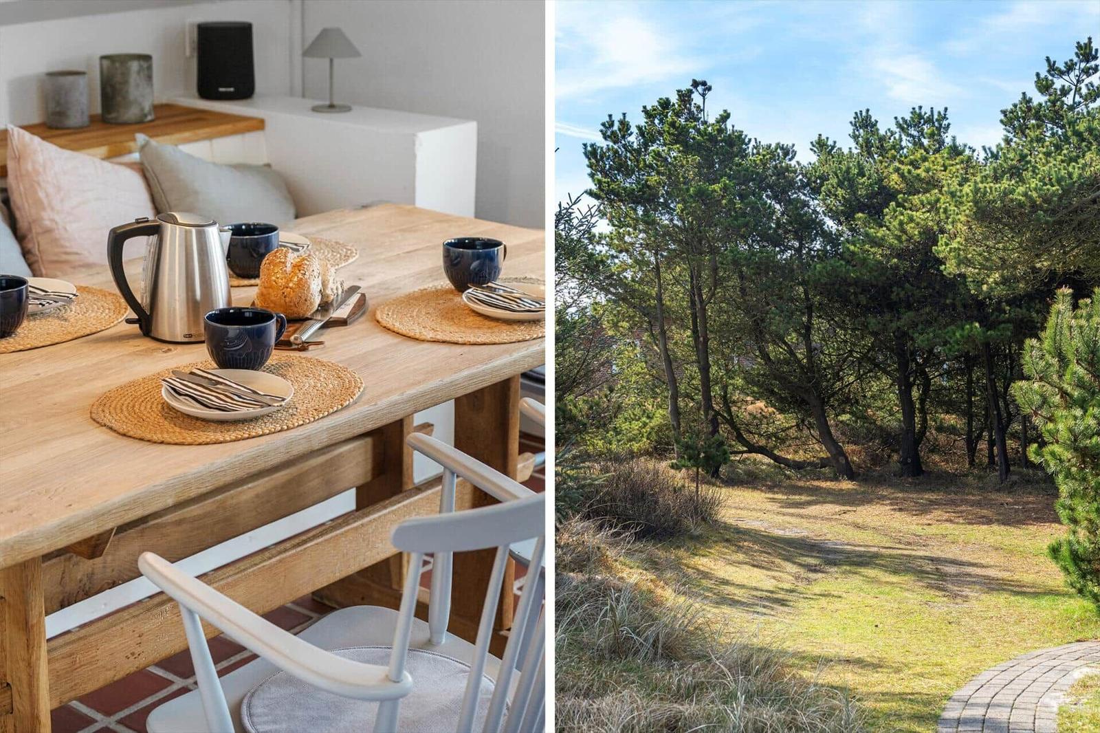 Holztisch mit Tassen und Kaffeekanne. Außenseite mit Nadelbäumen und Gras.