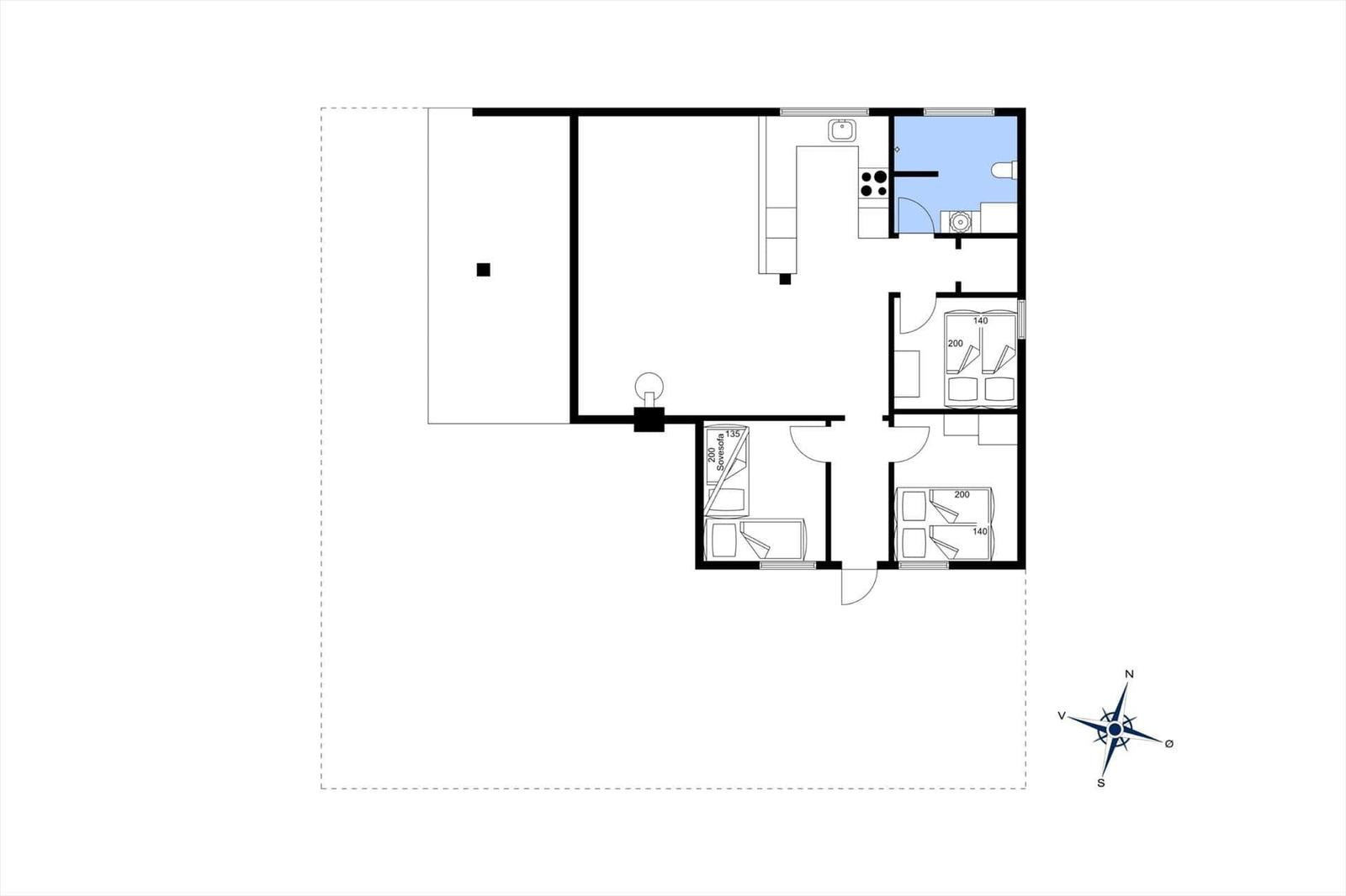 Wohnung mit drei Schlafzimmern, Küche und Bad. Grundriss mit Kompass.