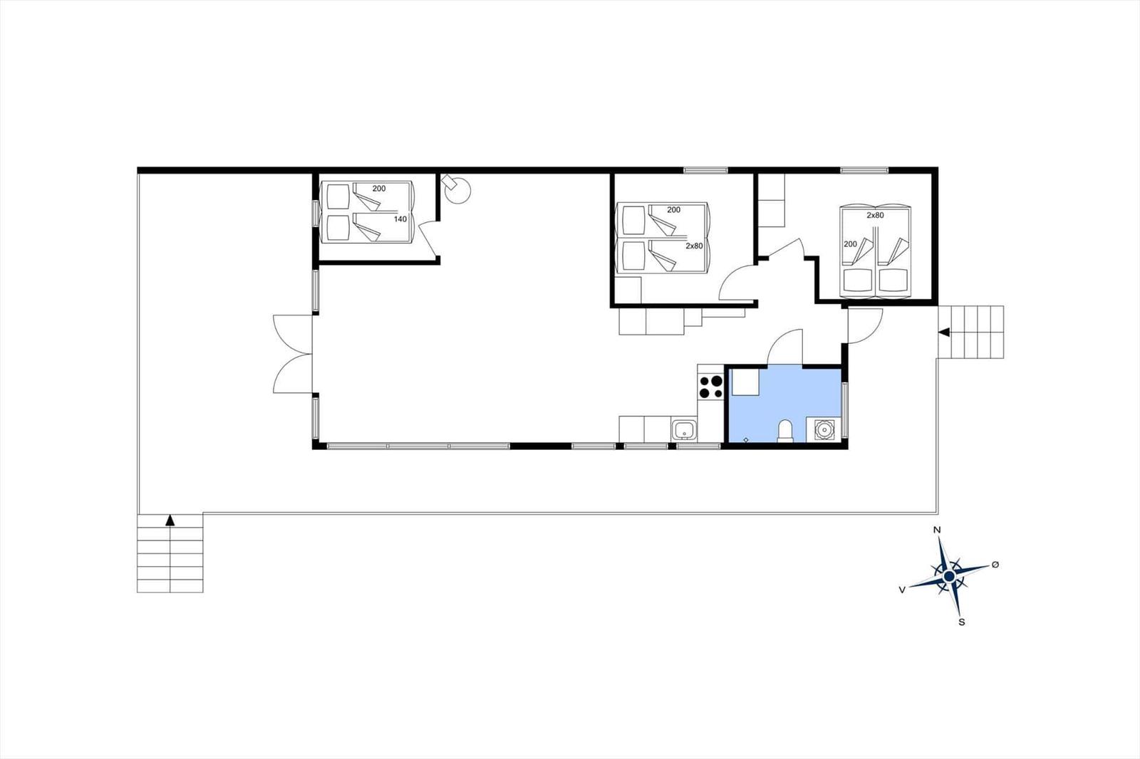 Wohnung mit drei Schlafzimmern, Küche und Bad. Treppenhaus für weitere Etagen.
