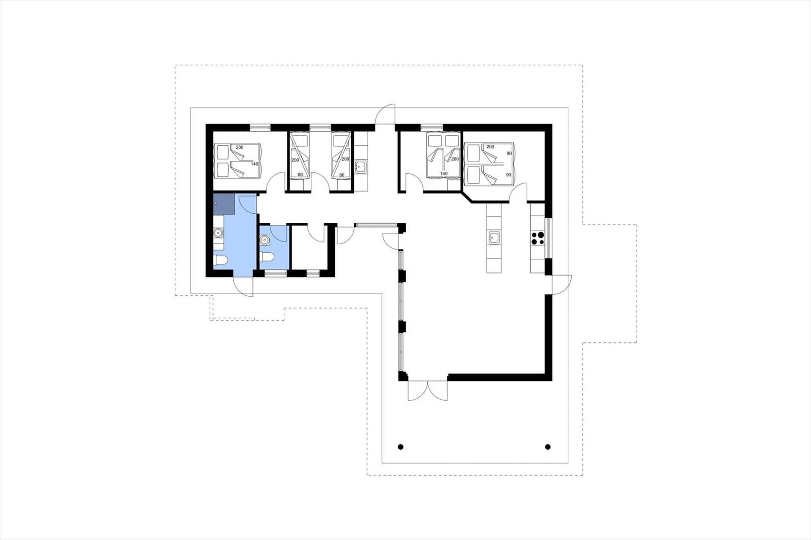 Die Wohnung hat drei Schlafzimmer, eine Küche und zwei Badezimmer mit Dusche.