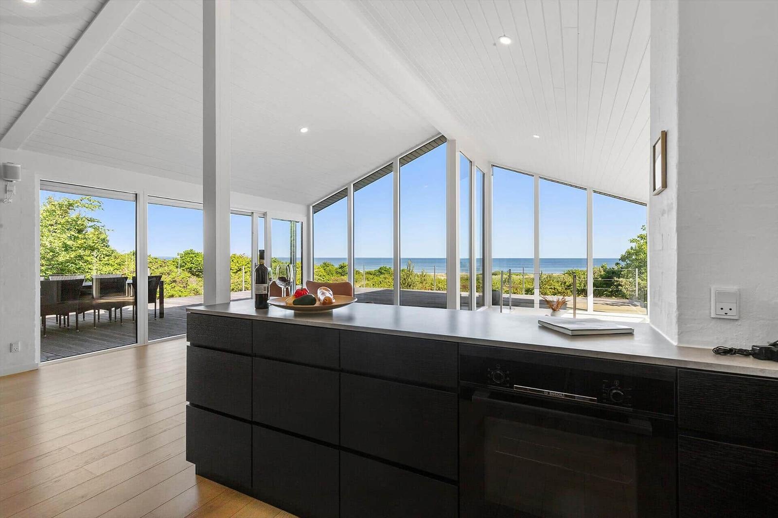 Küche mit Blick auf das Meer und Terrasse