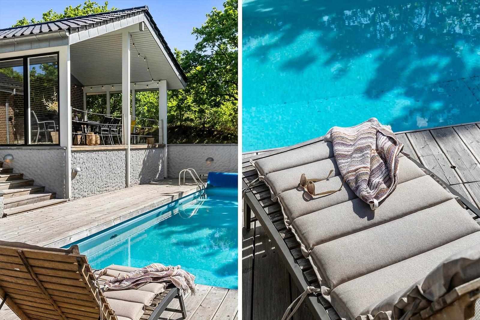 Poolbereich mit Liegestühlen und Terrasse. Modernes Haus mit Glasfront und Balkon.