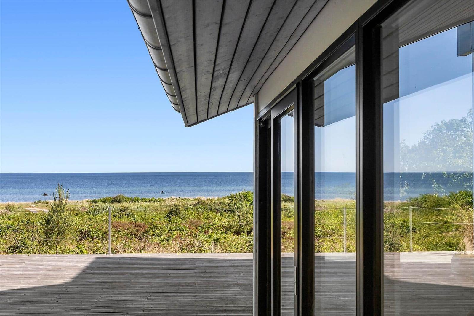 Terrasse mit Blick auf das Meer und grüne Vegetation