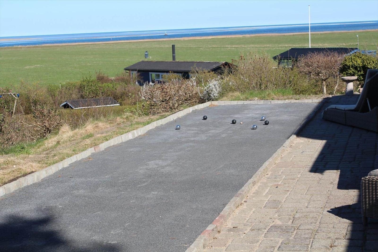 Pflegeleichter Boden mit Boccia-Bällen, Blick auf das Meer und Grünflächen.
