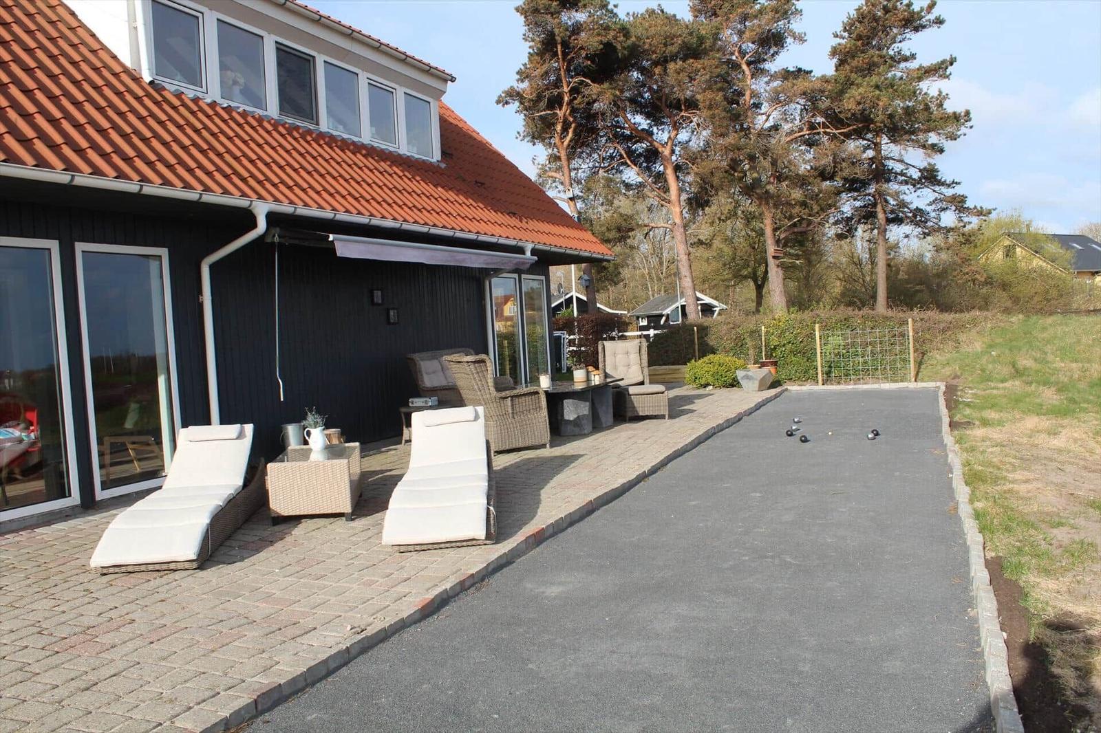 Haus mit Terrasse, Liegen und Bouleplatz im Garten