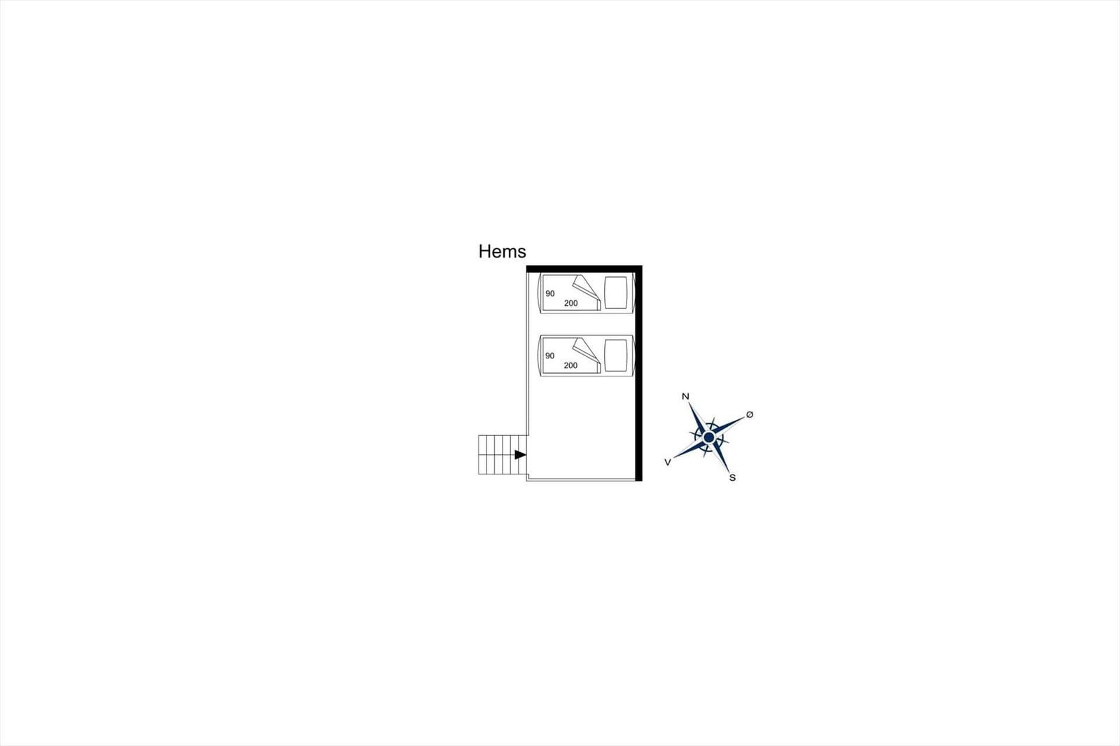 Hems: Grundriss mit zwei Schlafzimmern und Treppe. Kompass zeigt Orientierung.