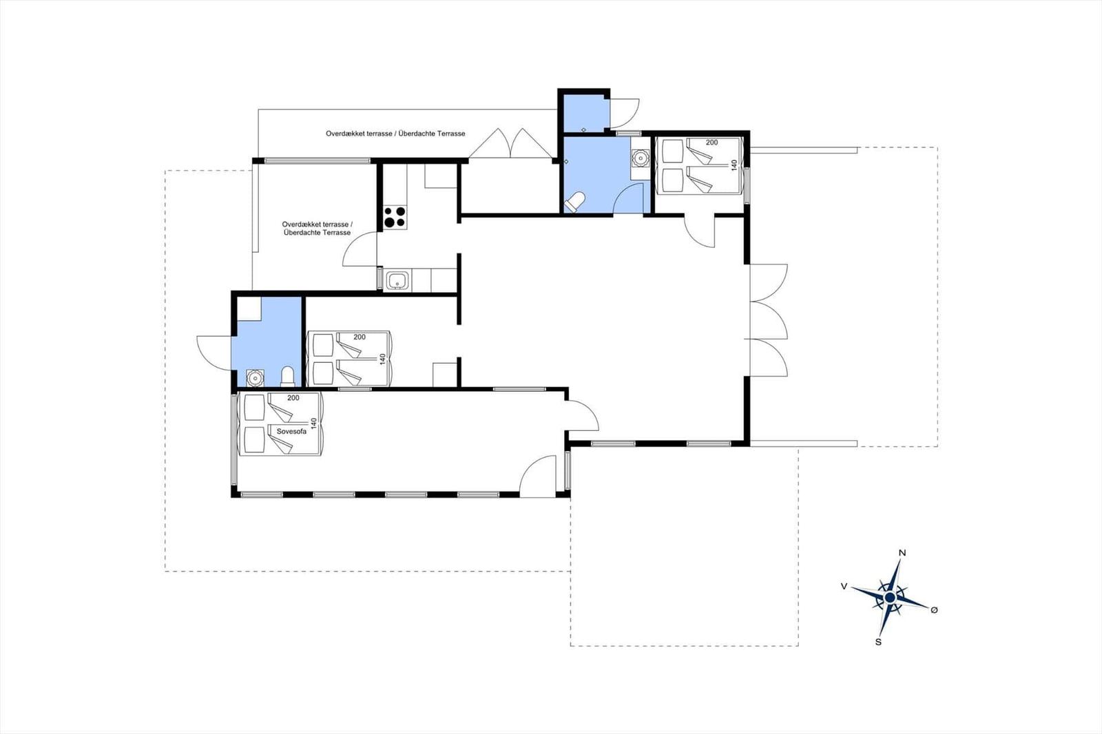 Wohnung mit zwei Schlafzimmern, Küche und überdachter Terrasse.
