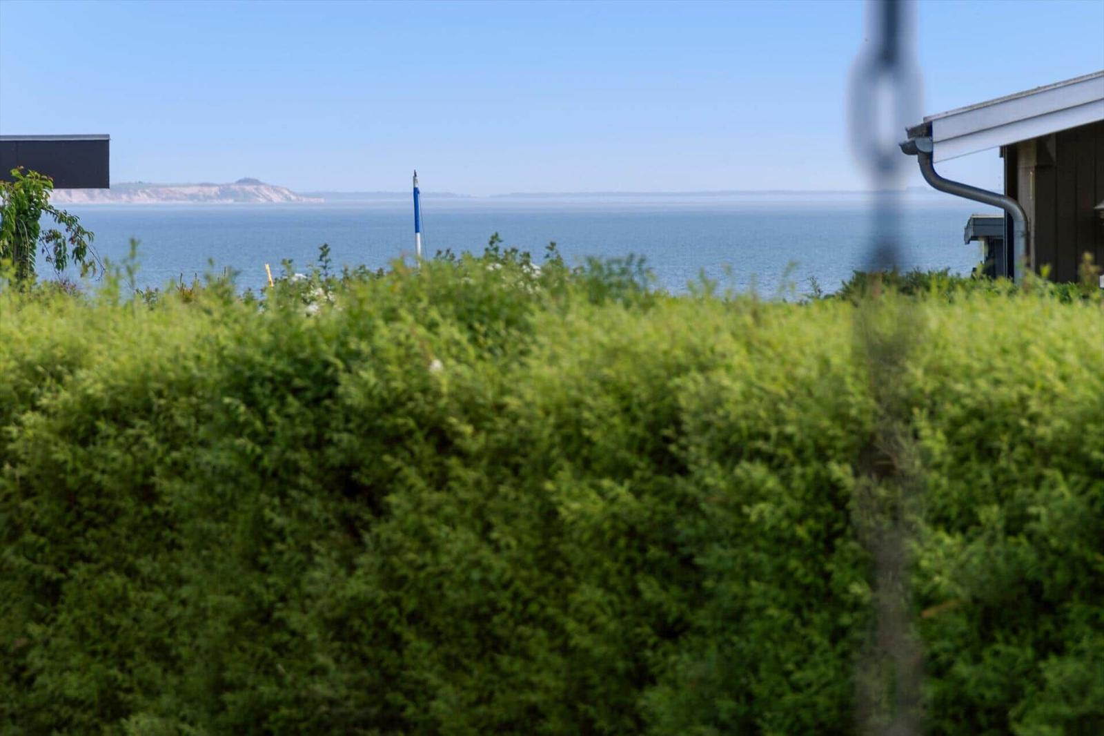 Von der Terrasse aus Blick auf das Meer und eine Insel im Hintergrund.