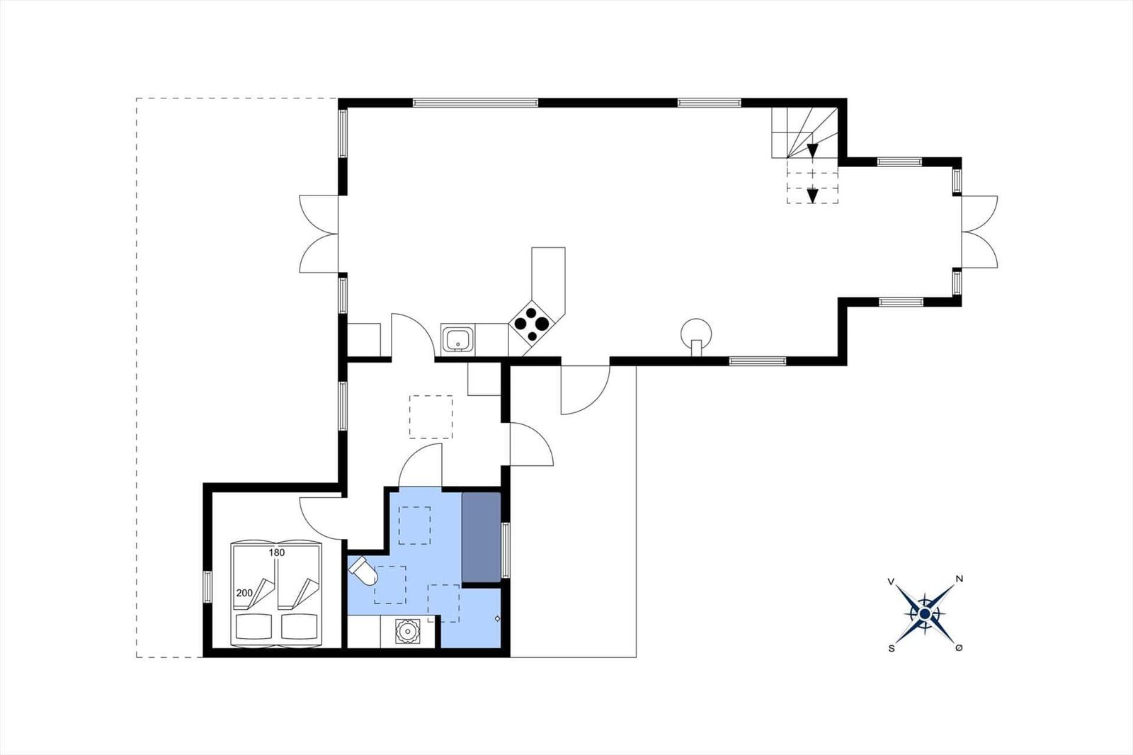 Wohnung mit Küche, Bad und Schlafzimmer. Treppenhaus zur Untergeschoss.