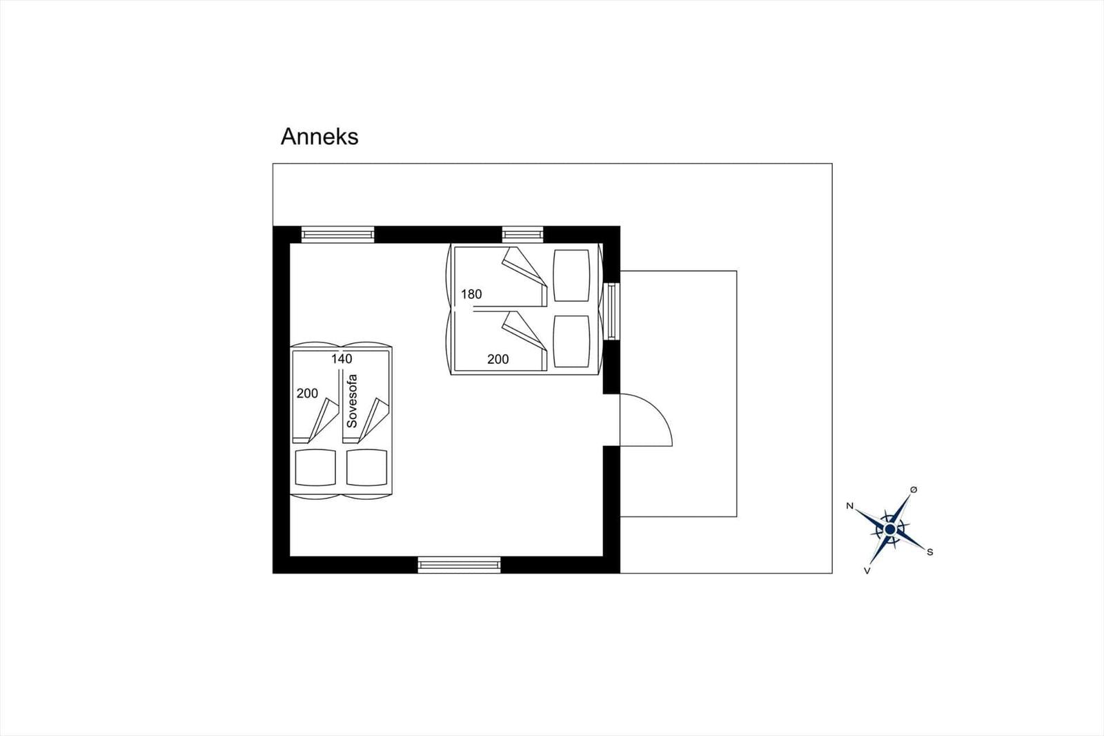 Anneks mit Schlafbereich und Sovesofa. Raum mit Fenstern und Tür.