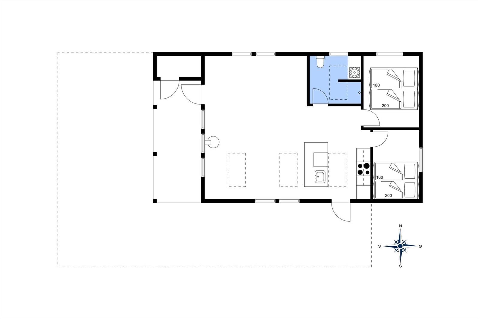 Zwei Schlafzimmer, Küche, Bad und Wohnbereich mit Fenstern.