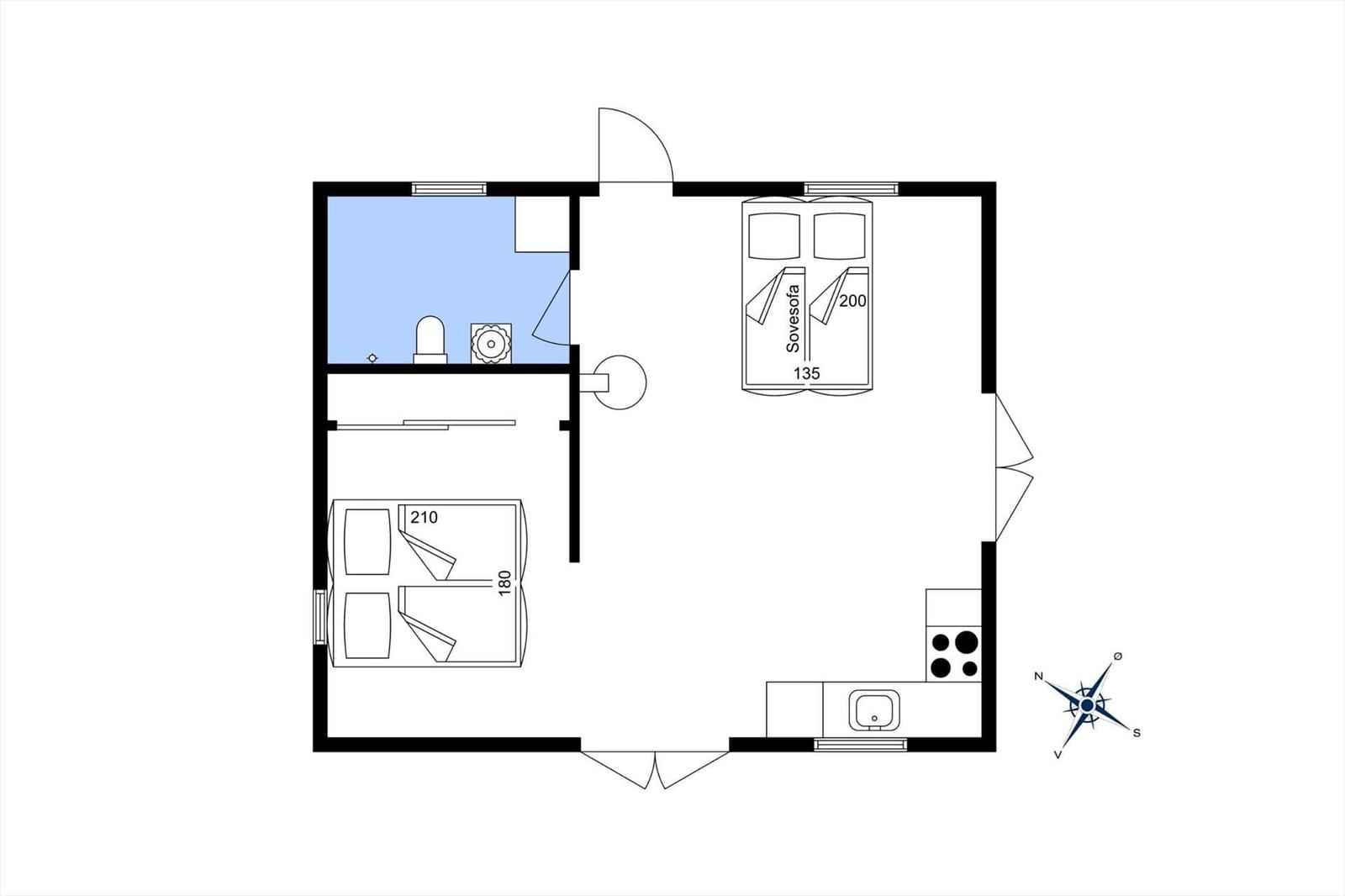 Wohnung mit Schlafzimmer, Küche und Bad. Raum mit Sitzgelegenheit und Kochnische.