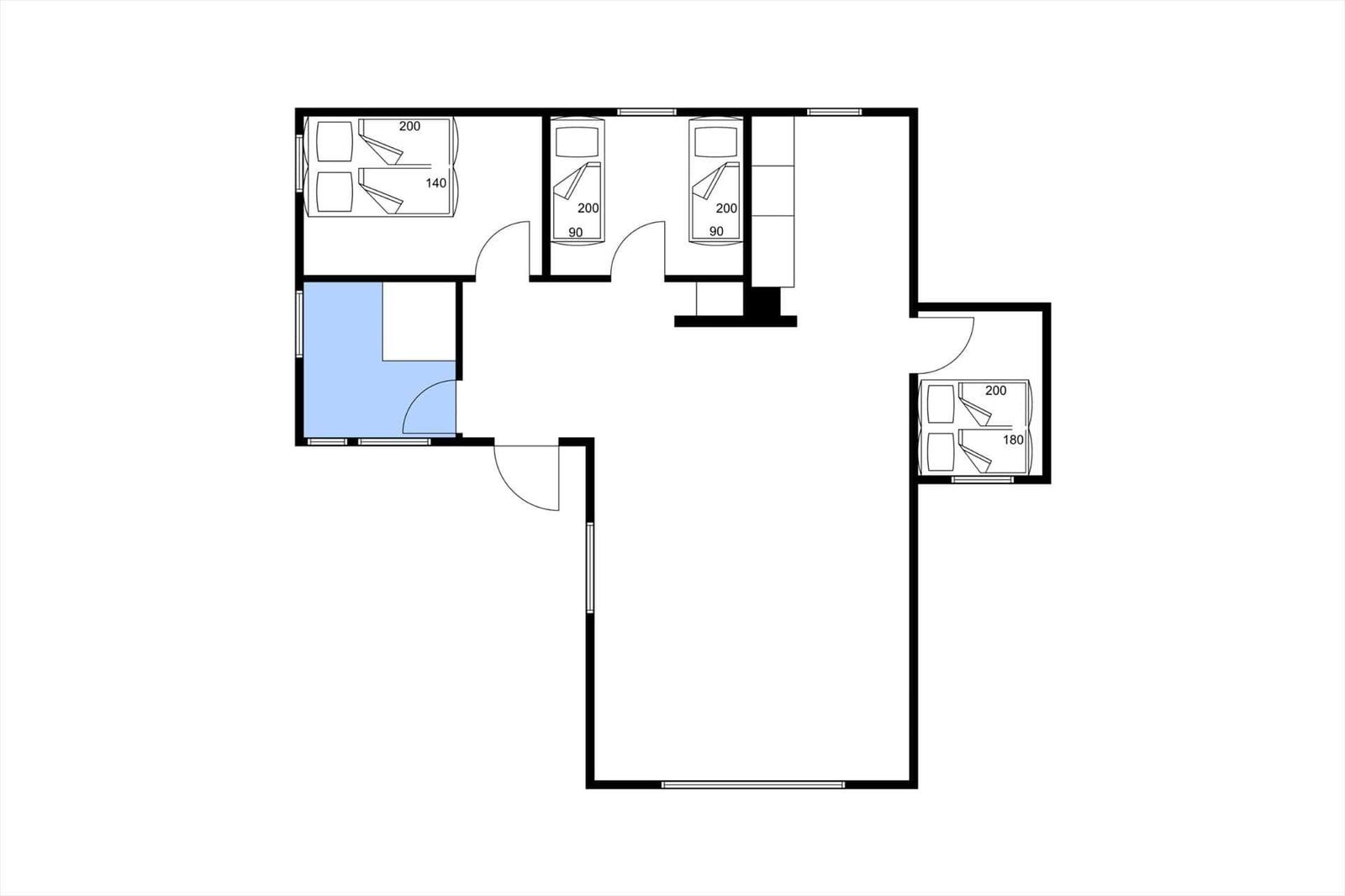 Die Wohnung hat vier Schlafzimmer mit Betten und eine Küche.