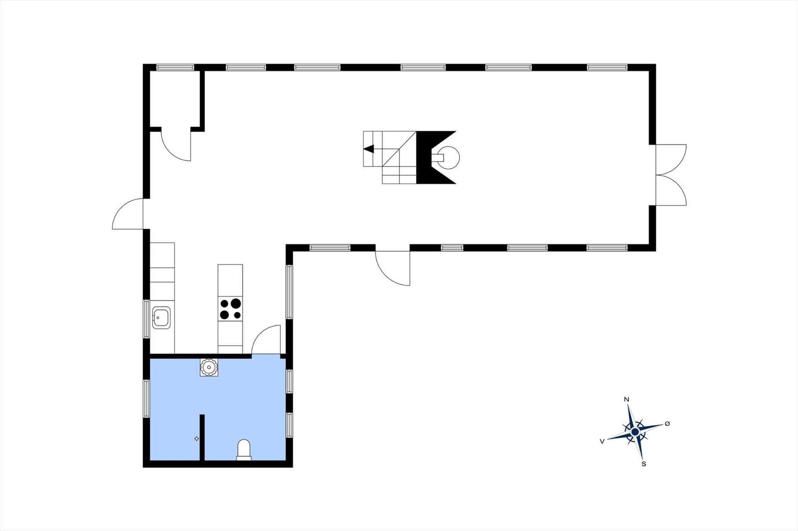 Einfache Grundrisszeichnung einer Wohnung mit Küche, Bad und Schlafzimmer.