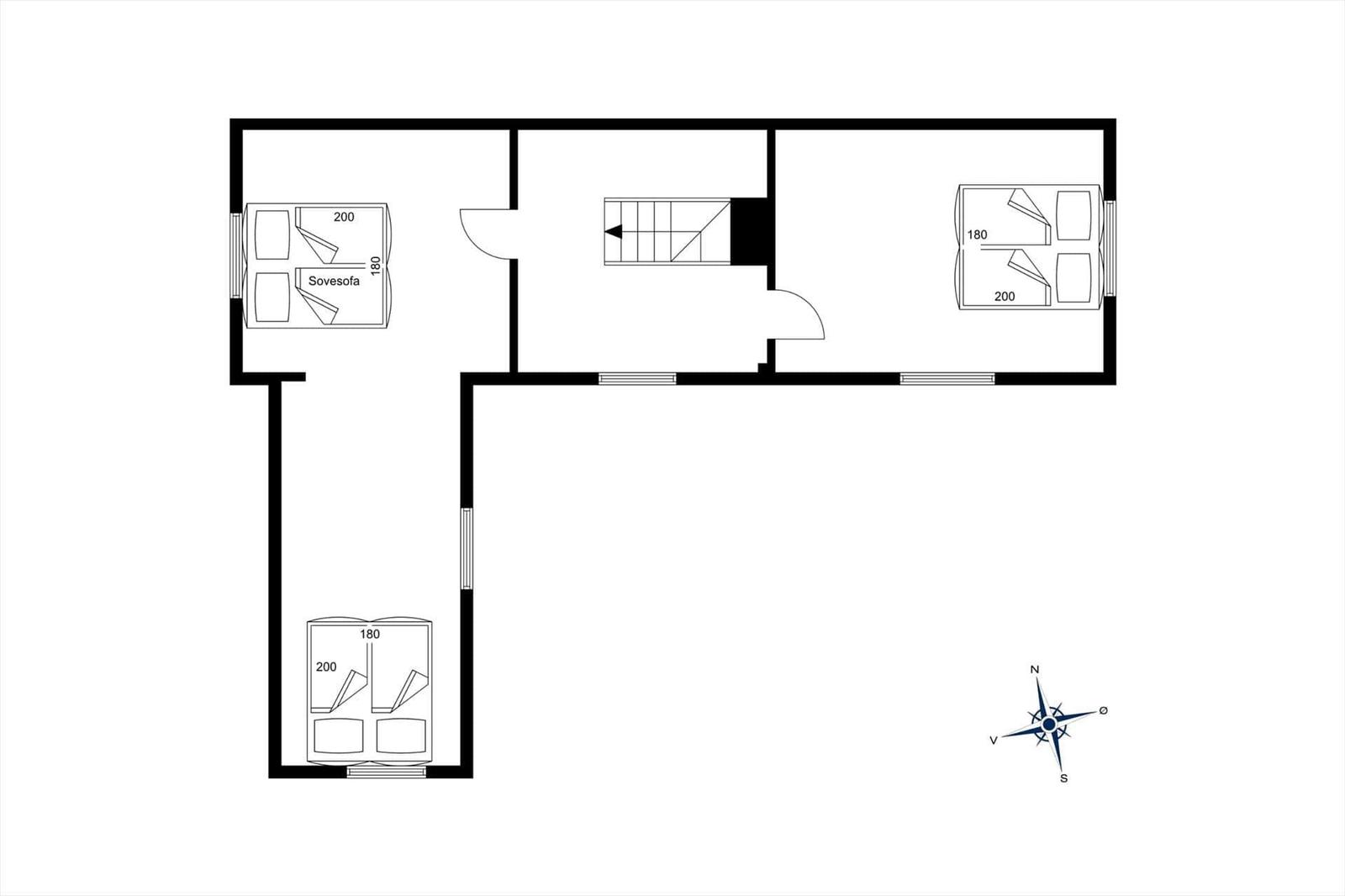 Wohnung mit drei Schlafzimmern, Treppe und Kompass. Zimmer mit Betten und Sovesofa.