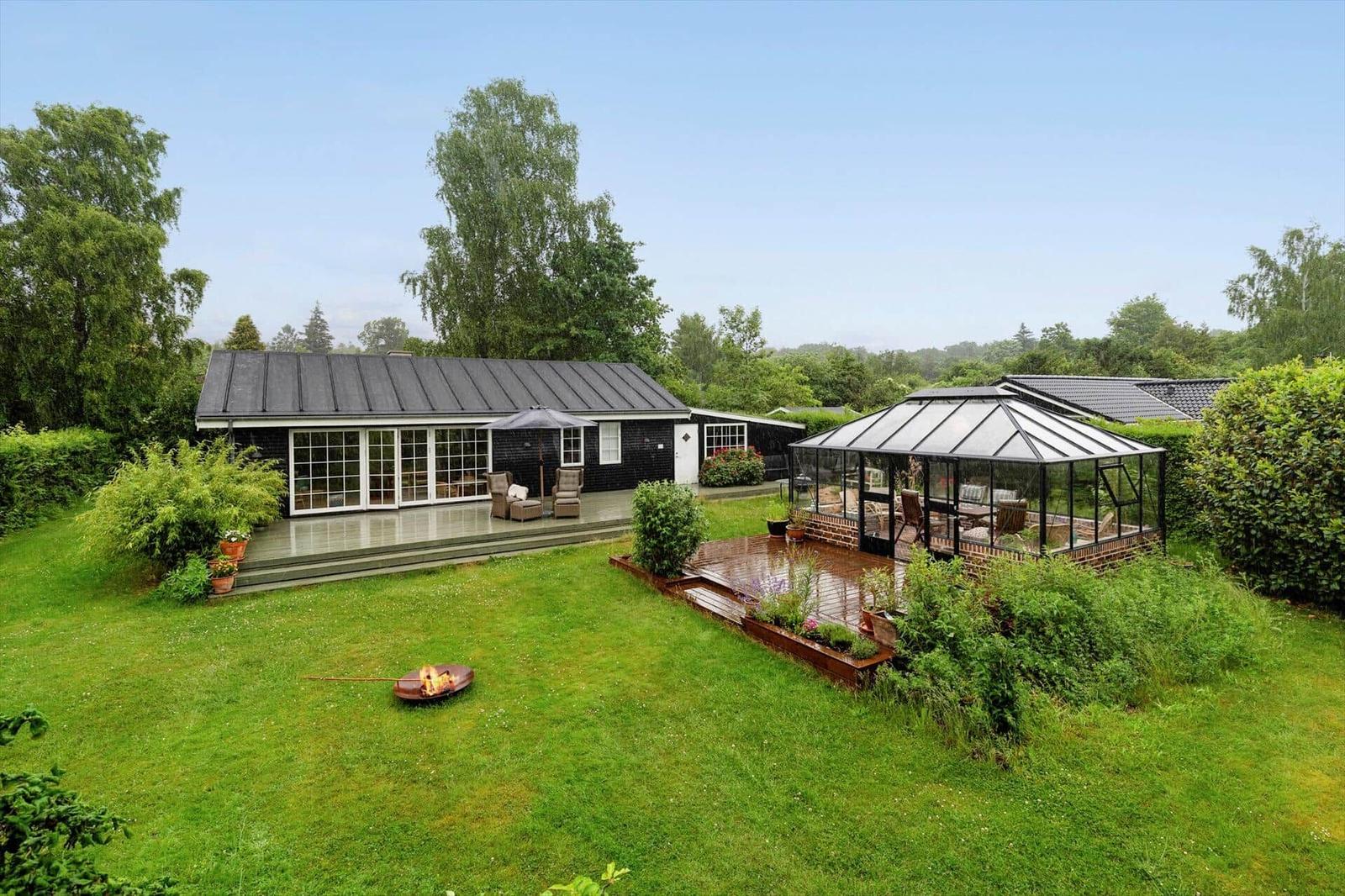 Moderne Villa mit großem Garten, Terrasse und Glashaus. Grillplatz und Sitzgelegenheiten.