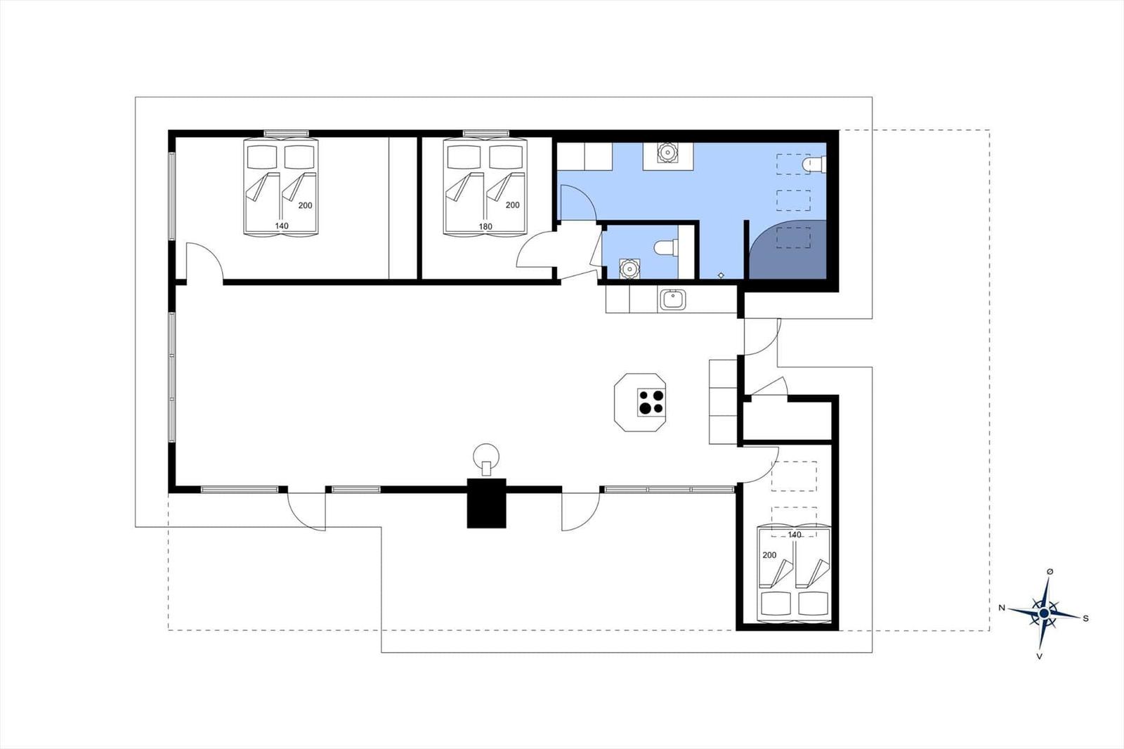Wohnung mit drei Schlafzimmern, Küche und Bad. Flur mit Treppenaufgang.