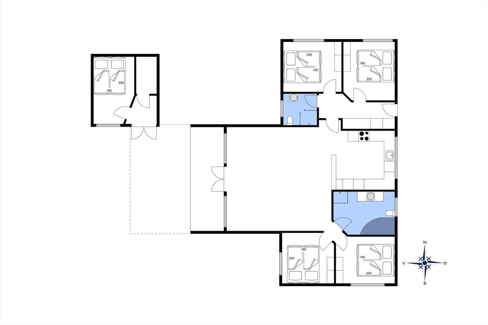 Wohnung mit vier Schlafzimmern, Küche und zwei Badezimmern. Flur mit Treppe.