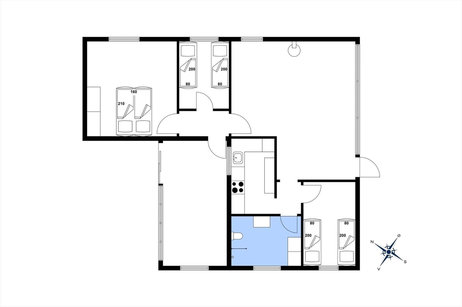 Wohnung mit Küche, Bad und drei Schlafzimmern mit Betten.