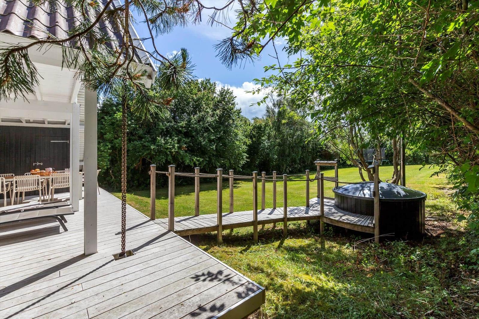 Haus mit Terrasse, Grillplatz und Whirlpool im Grünen.