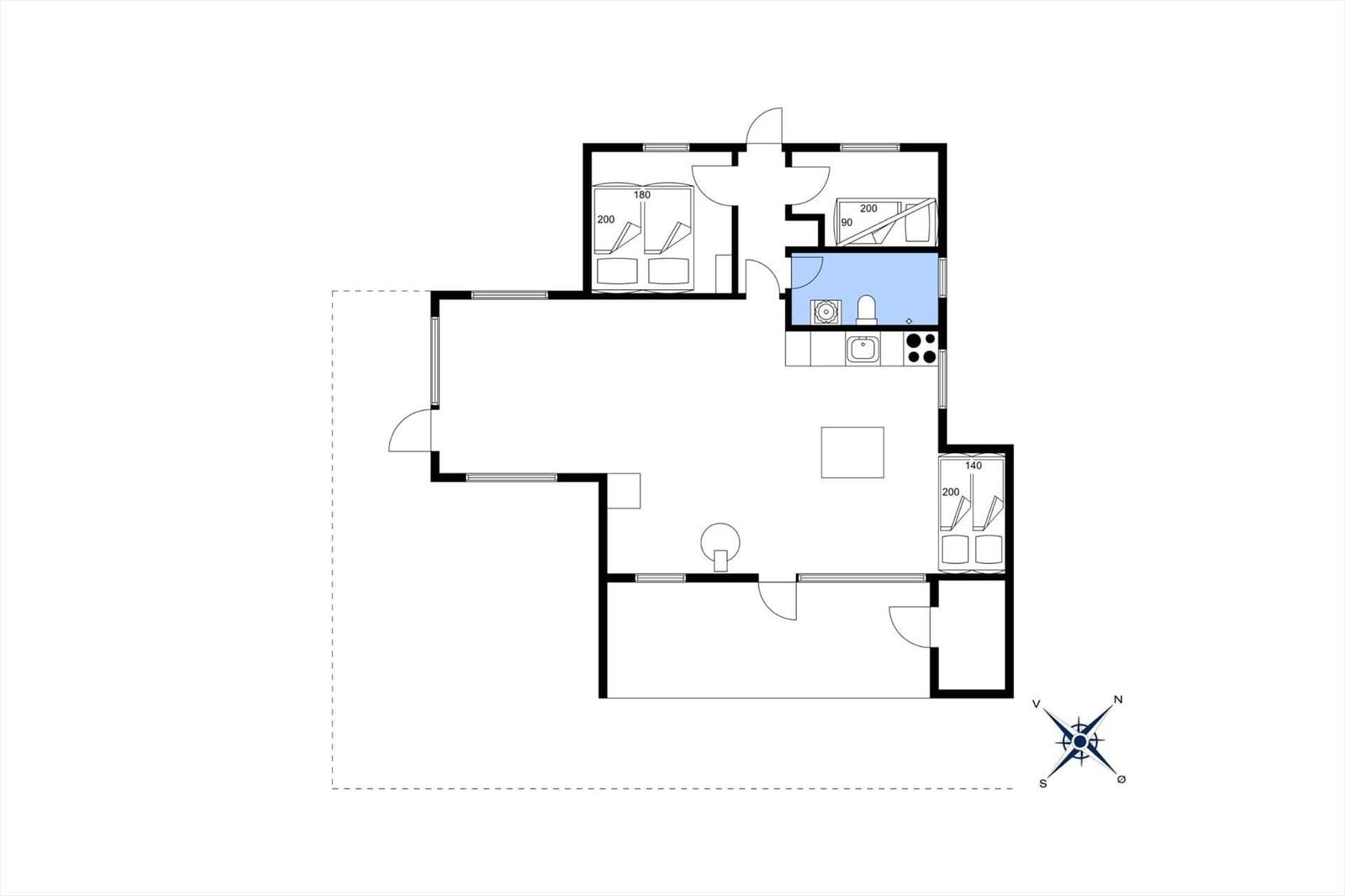 Zwei Schlafzimmer, eine Küche und ein Bad in einer Wohnung mit Flur und Wohnbereich.