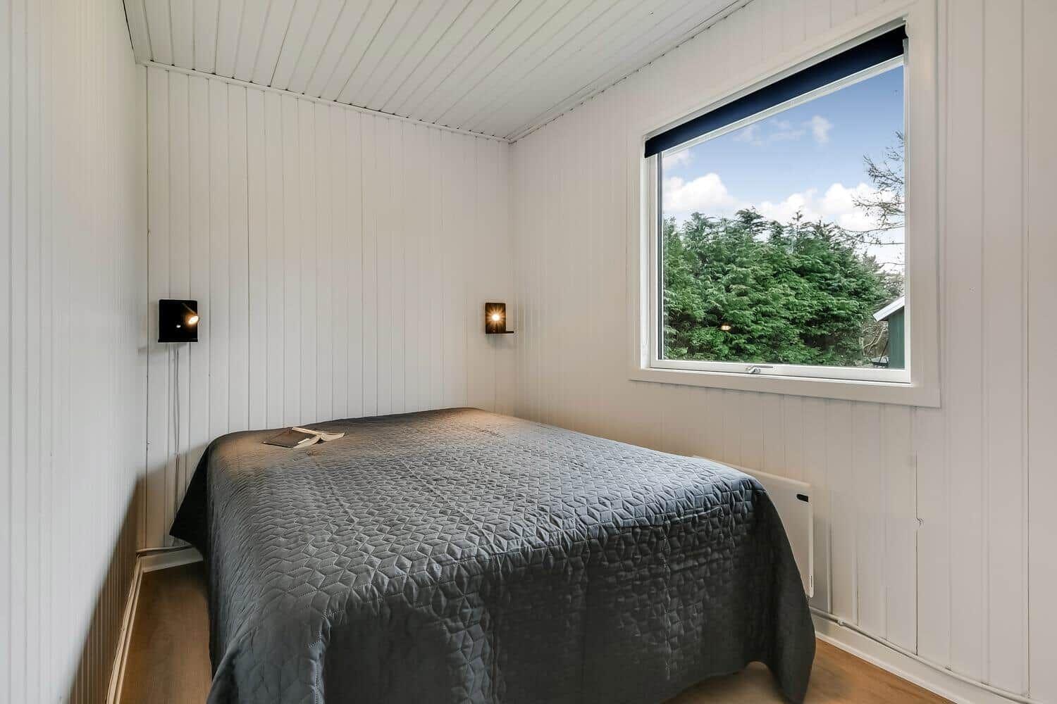 Badezimmer mit Toilette, Waschbecken und Dusche mit Vorhang.
