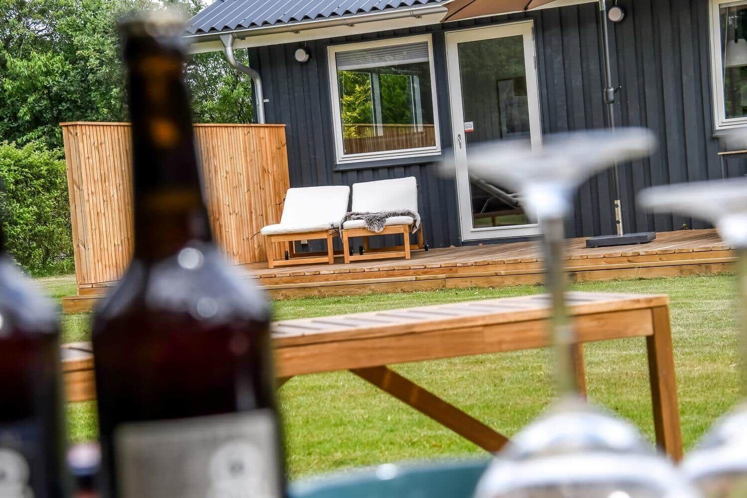 Außenbereich mit Tisch, Stühlen und Getränken.