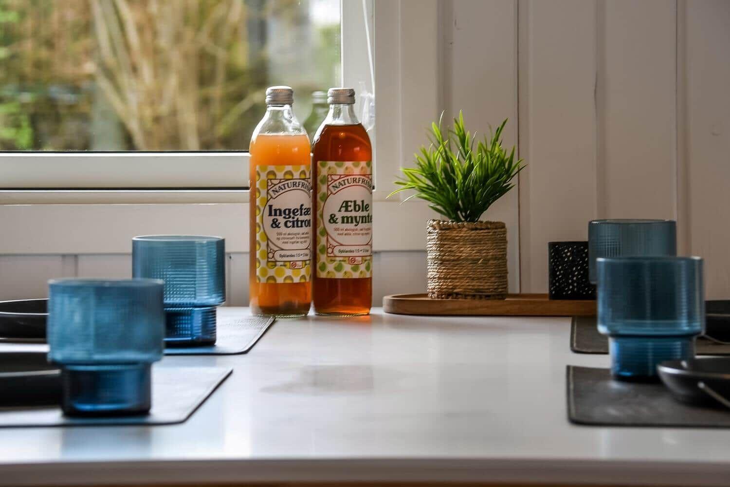 Zwei Betten mit Decken und einem Fenster mit Blick auf Bäume.