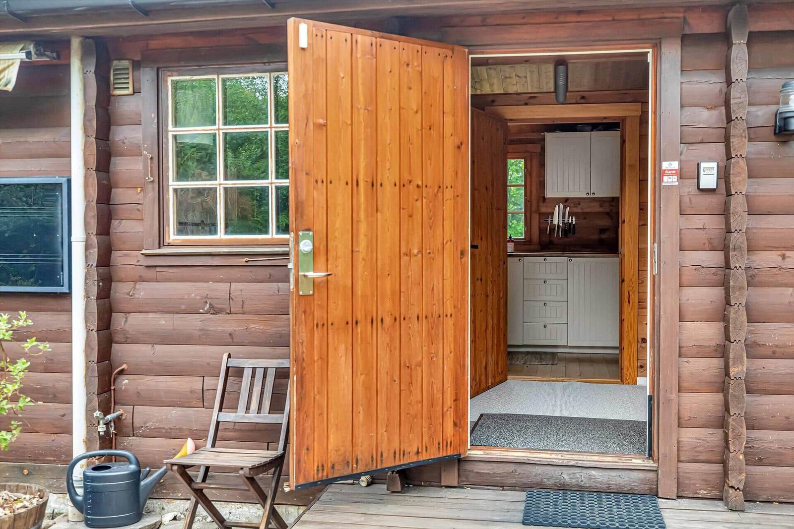 Haus mit Terrasse, Pavillon und Gartenbereich mit Sitzgelegenheiten.