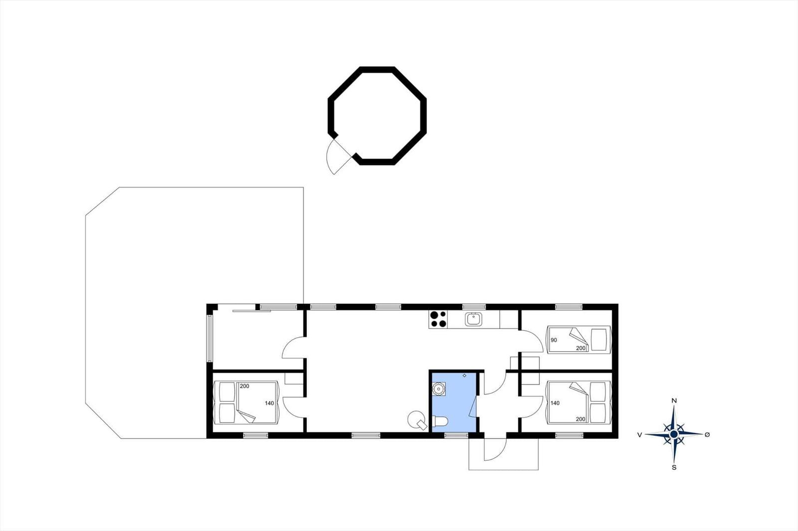 Schlafzimmer mit Holzwand, Bett und Fenster