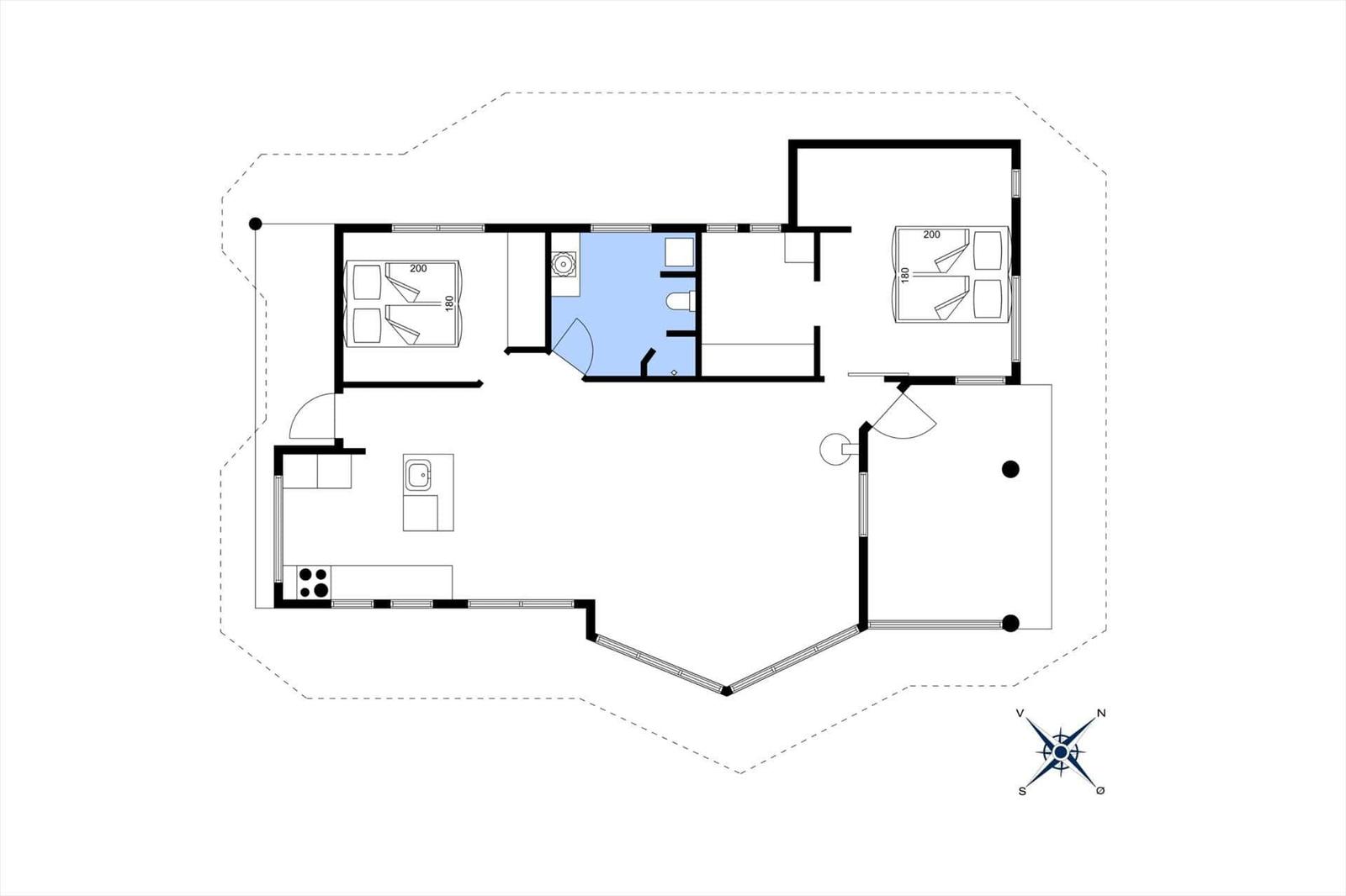 Wohnung mit zwei Schlafzimmern, Küche und Bad. Flur mit Fenster und Treppe.