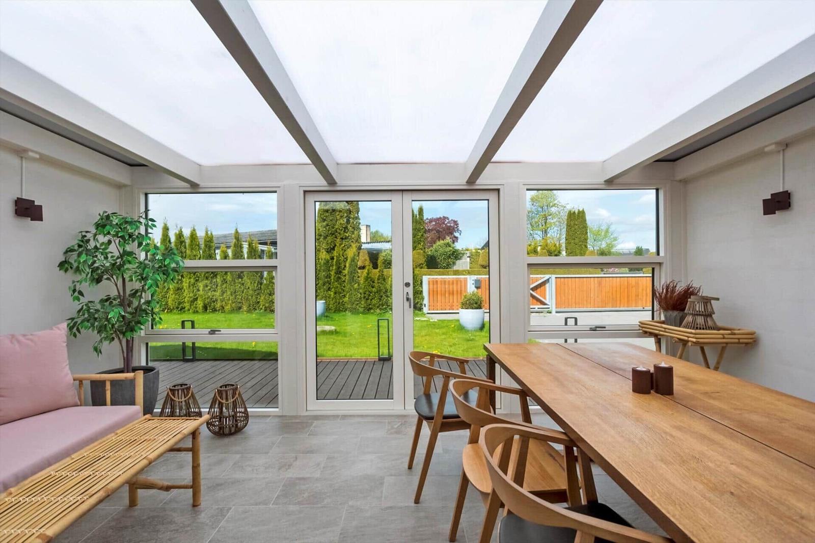 Garderobe mit Tisch, Stühlen und Blick auf Garten
