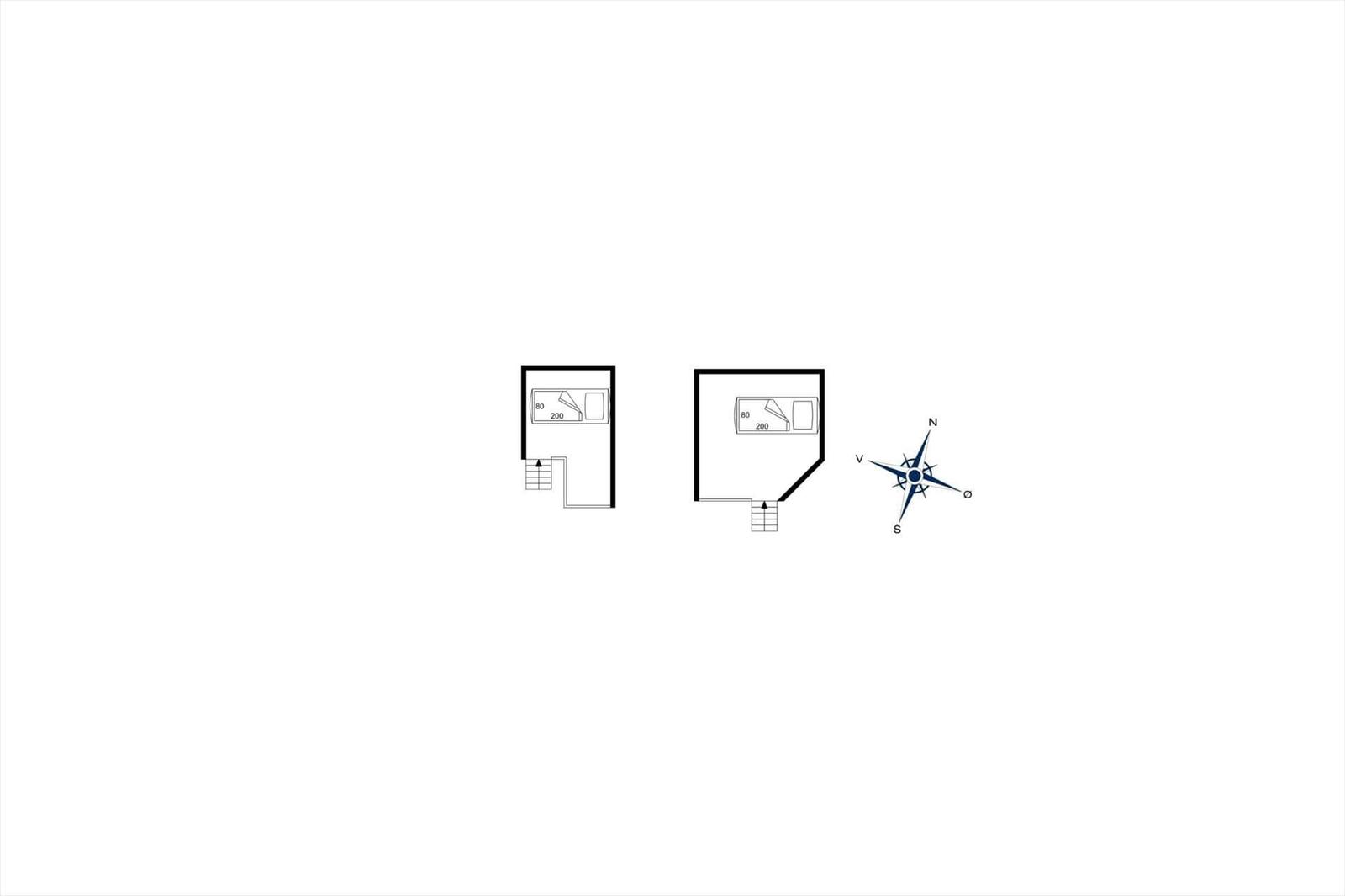 Zwei Zimmer mit Treppe und Kompass zur Orientierung.