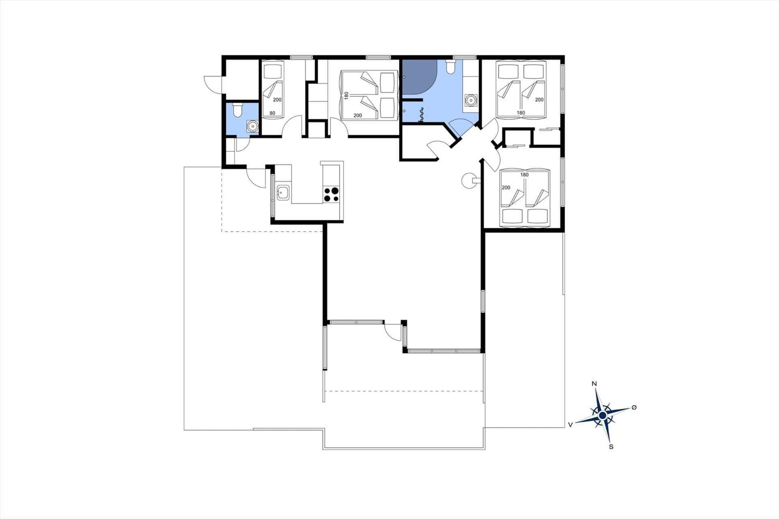 Apartment with three bedrooms, kitchen, and bathroom. Floor plan with orientation.