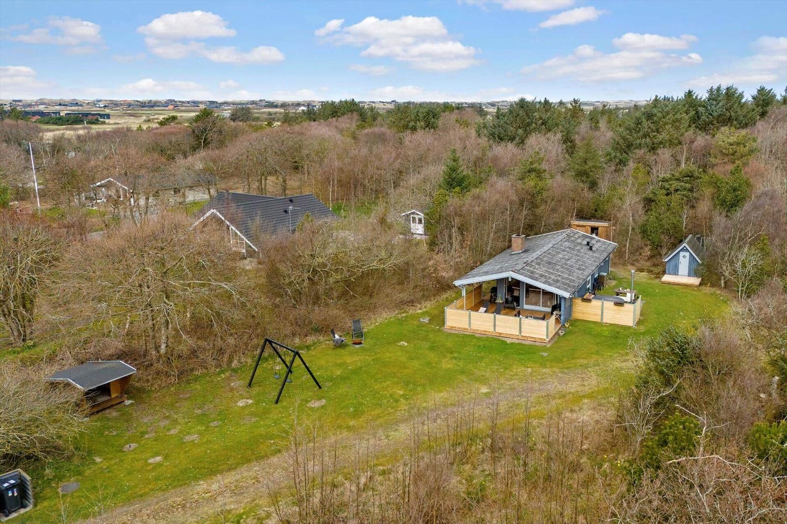 Haus mit Terrasse, Garten und Spielplatz in Waldnähe.