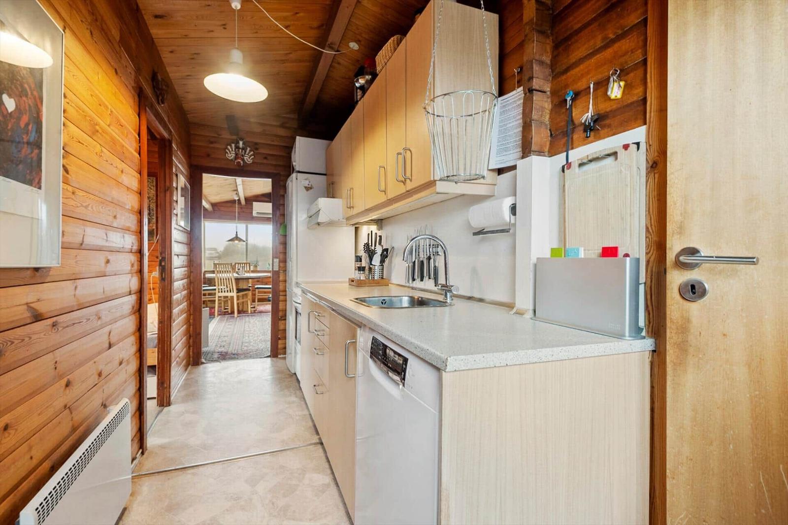 Zimmer mit Doppelstockbett, Holzmöbel und Fenster mit Blick.