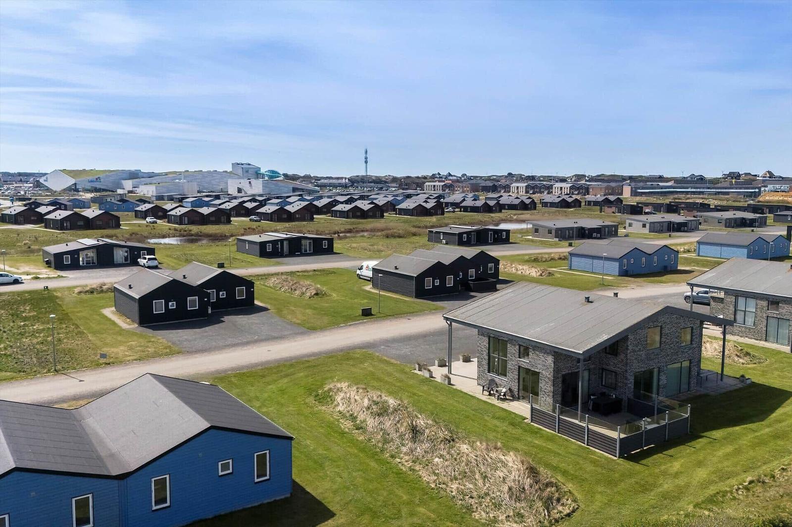 Übersicht über Ferienhäuser mit grünen Flächen und Parkplätzen
