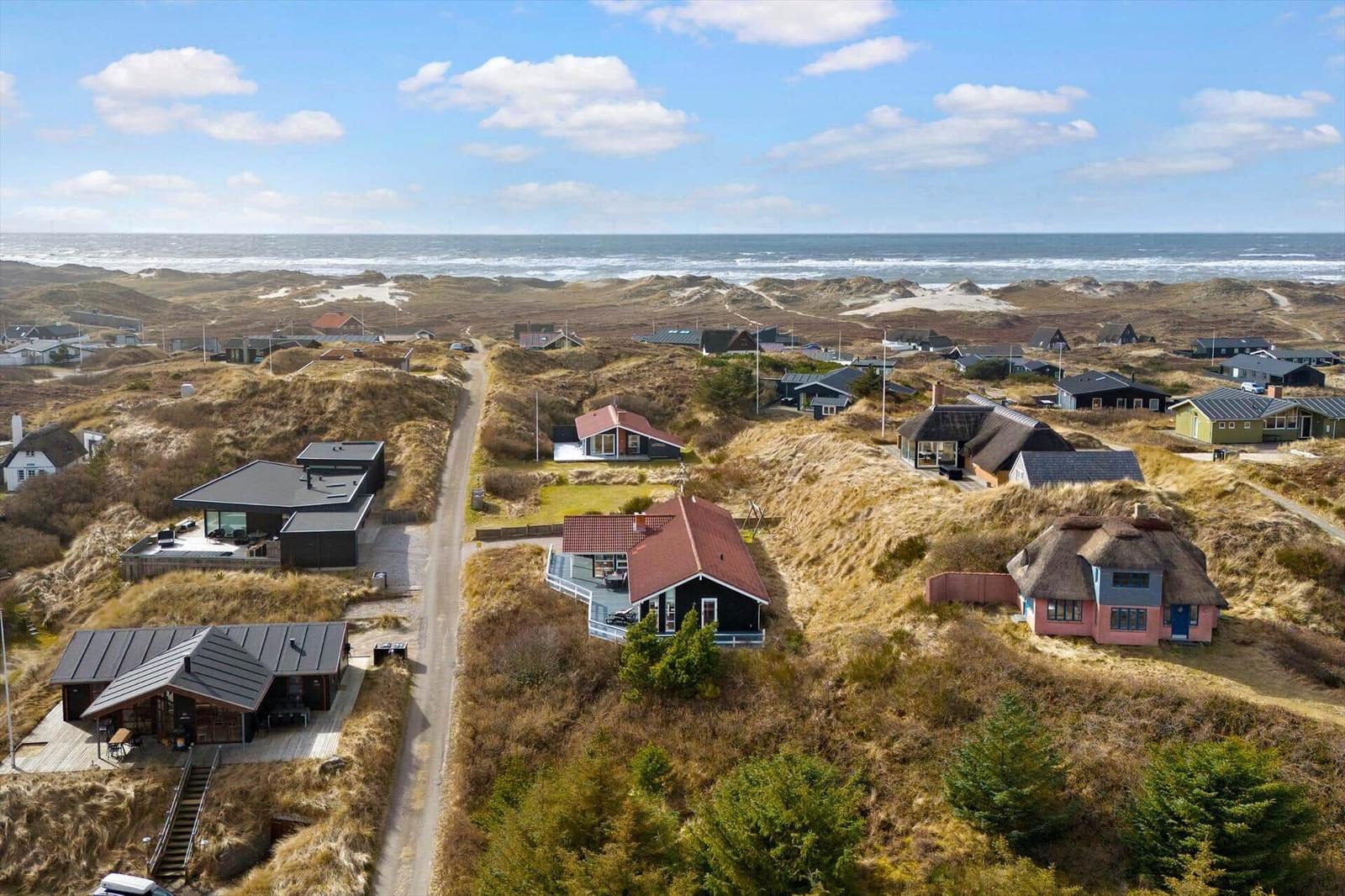 Häuser auf Dünen mit Blick auf das Meer