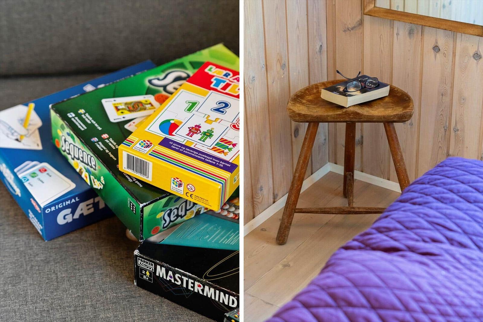 Spielboxen auf Sofa und kleiner Holztisch mit Buch und Brille neben Bett