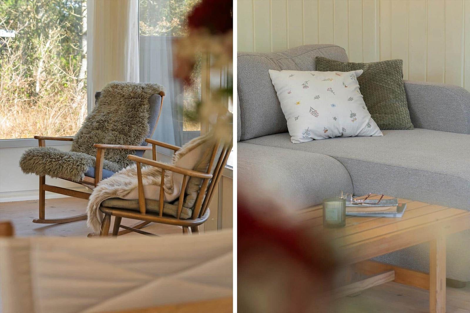 Ein Sessel mit Fell und ein Sofa mit Kissen stehen vor einem Fenster.