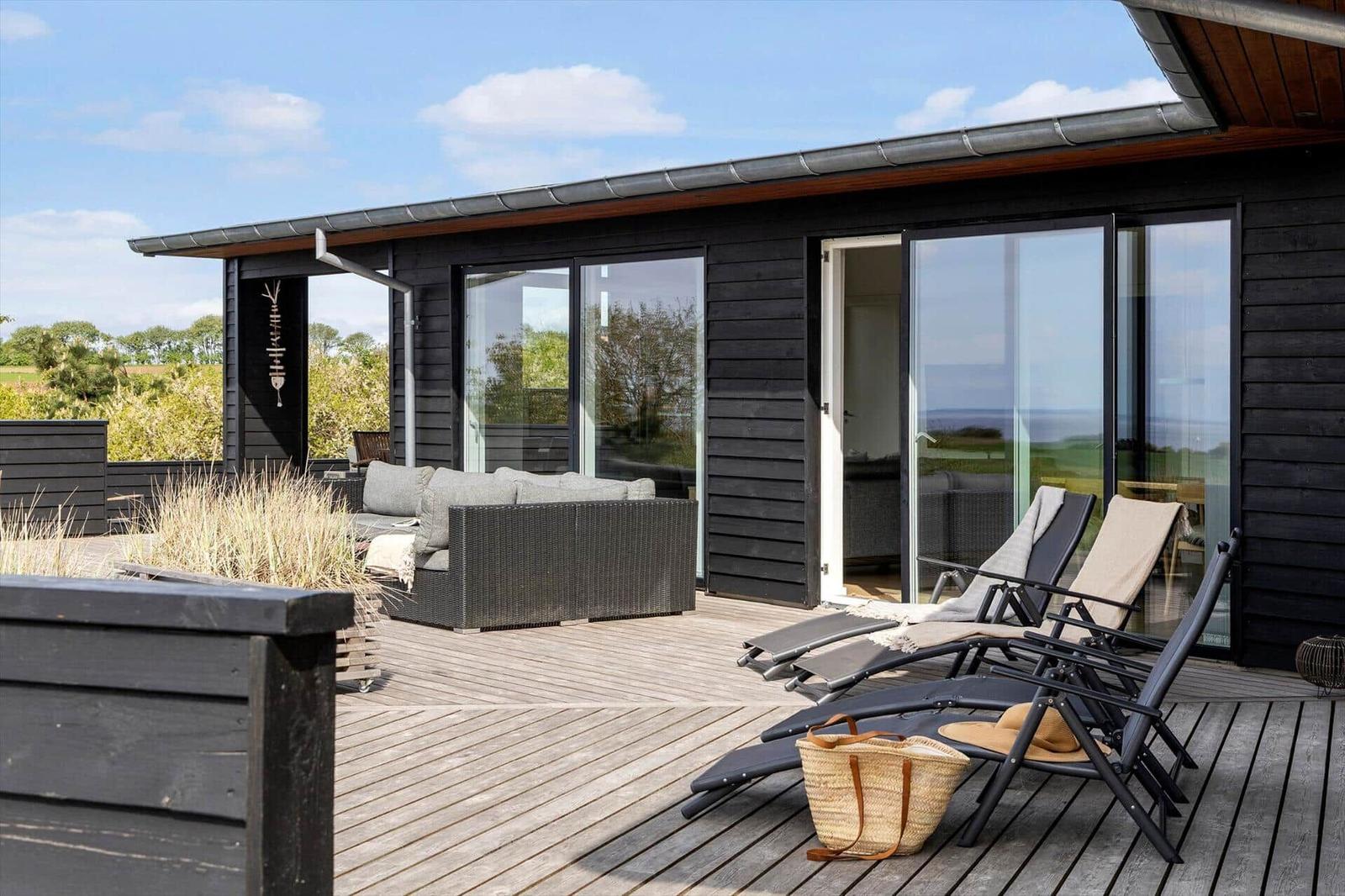 Terrasse mit Loungemöbeln und Blick auf Landschaft