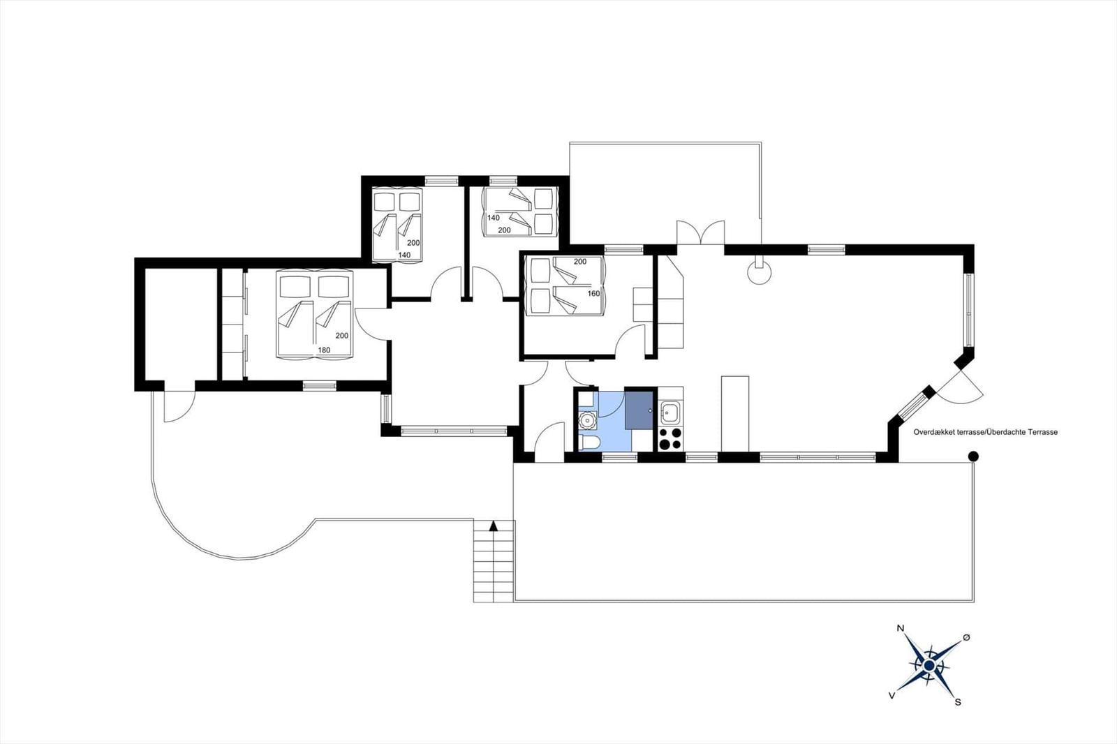 Wohnung mit vier Schlafzimmern, Küche und überdachter Terrasse.