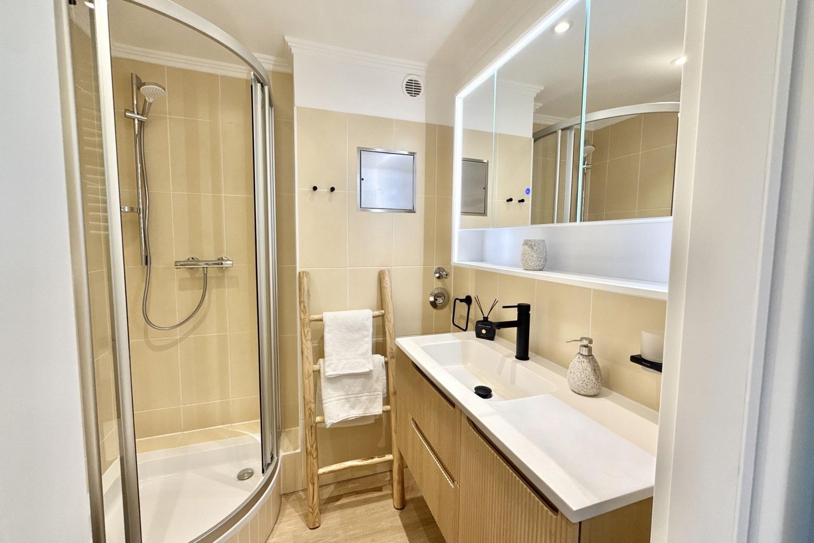 Bad mit Dusche, Waschbecken und Spiegelschrank